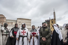 Angelus e corteo folcroristico nella giornata dell'epifania. con PAPA FRANCESCO