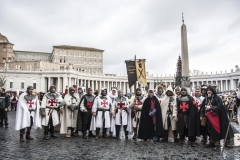Angelus e corteo folcroristico nella giornata dell'epifania. con PAPA FRANCESCO